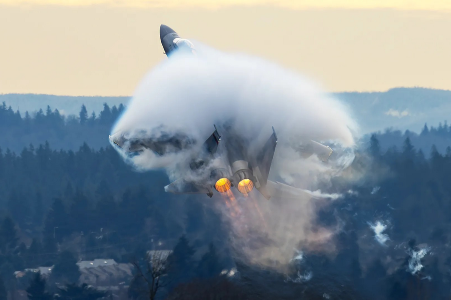 Khoảnh khắc tiêm kích F-15 Mỹ 'khoác áo choàng hơi nước'