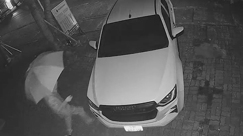 Dùng xà beng phá ôtô của hàng xóm