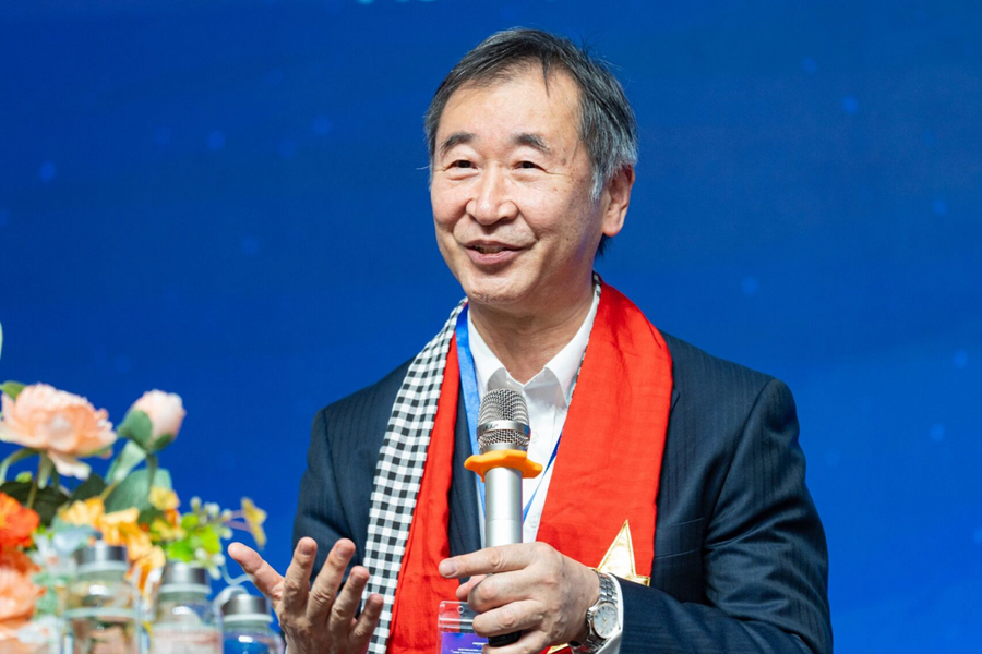 Chủ nhân Nobel Vật lý giảng bài cho học sinh Việt Nam