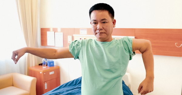 Gần 3 thập kỷ sống chung với khuỷu tay biến dạng, người đàn ông hồi phục vận động ngoạn mục nhờ công nghệ in 3D