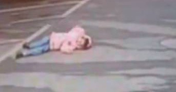 Bé gái ngất xỉu trên phố rồi tử vong khi không tìm thấy mẹ