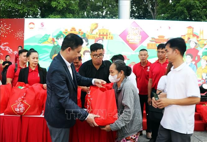 Chương trình 'Chung vị Tết Việt, gắn kết muôn miền': Trao 500 suất quà tặng hộ nghèo, ngư dân