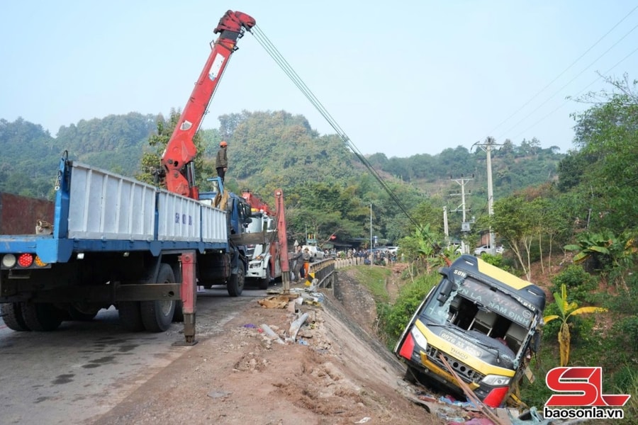 Tập trung cấp cứu, điều trị cho nạn nhân vụ tai nạn giao thông ở Sơn La