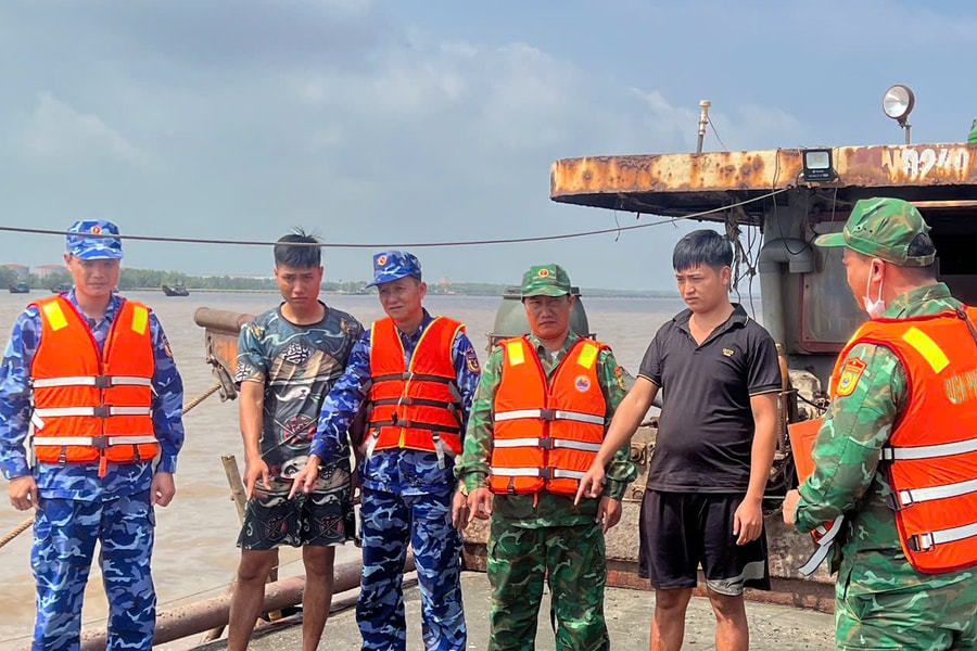 Cảnh sát biển phối hợp Biên phòng kiểm tra tàu không số hiệu chở cát