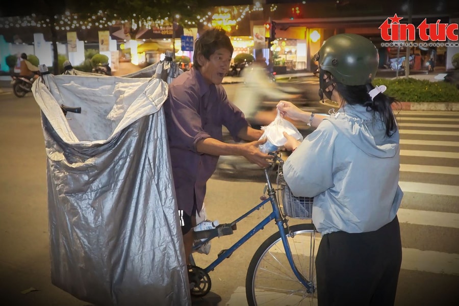 Ấm áp từ sự sẻ chia của giới trẻ với những mảnh đời khó khăn