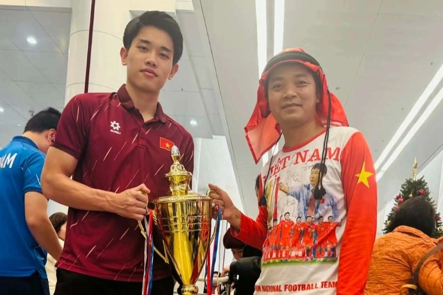 Khách Việt mang muối vừng, chi 150 triệu đồng sang cổ vũ U23 Việt Nam