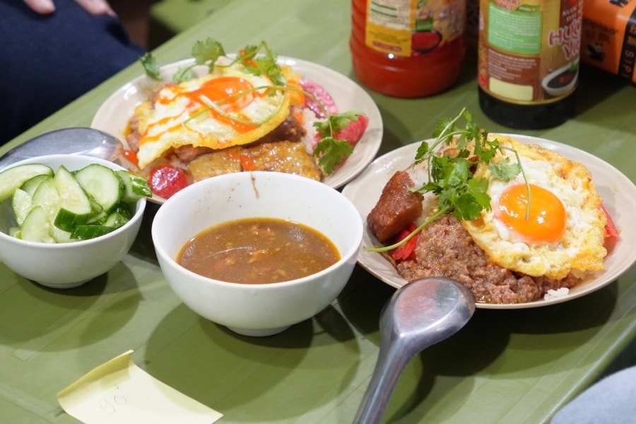 Bí mật trong đĩa xôi má đào 55.000 đồng, ông chủ Hà Nội bán trăm suất/ngày