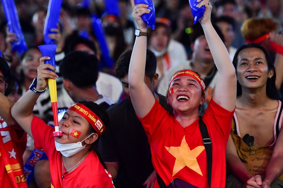 Người nước ngoài: Việt Nam cuồng nhiệt với bóng đá hơn Anh