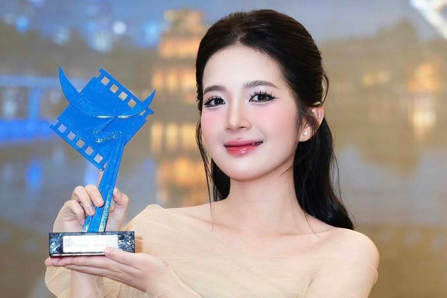 Ngọc Huyền - từ 'hotgirl sư phạm' đến diễn viên triển vọng