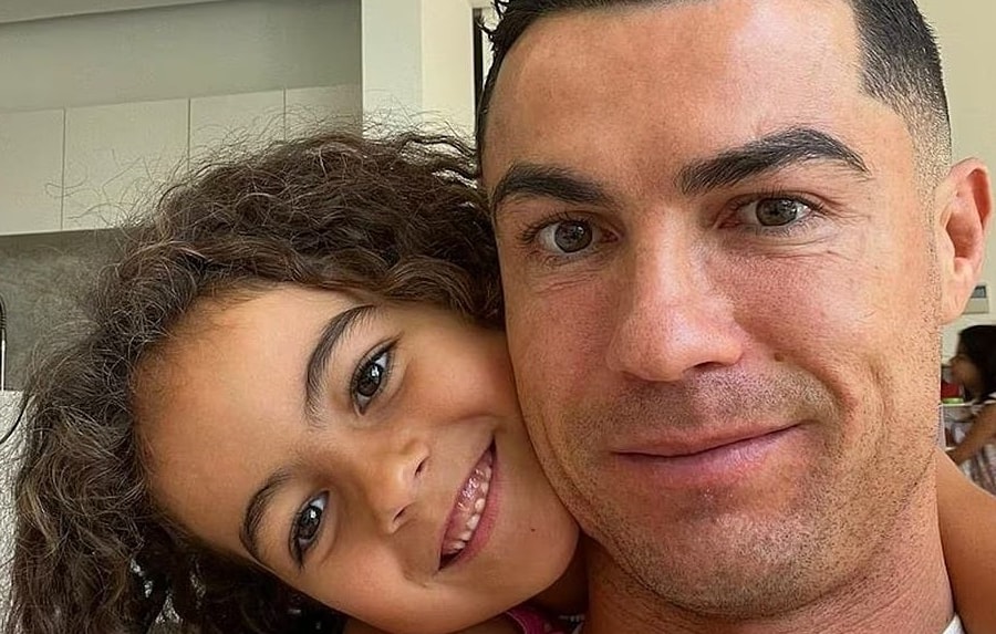 Con gái Cristiano Ronaldo hát 'My Heart Will Go On'