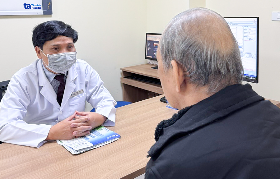 Bướu giáp đẩy lệch khí quản, thực quản người đàn ông