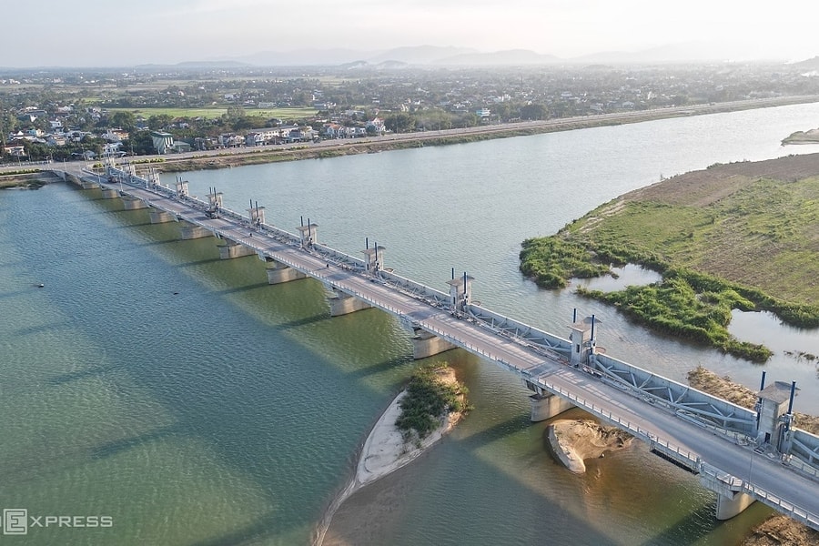 Cầu thứ 7 qua sông Trà Khúc sắp thông xe