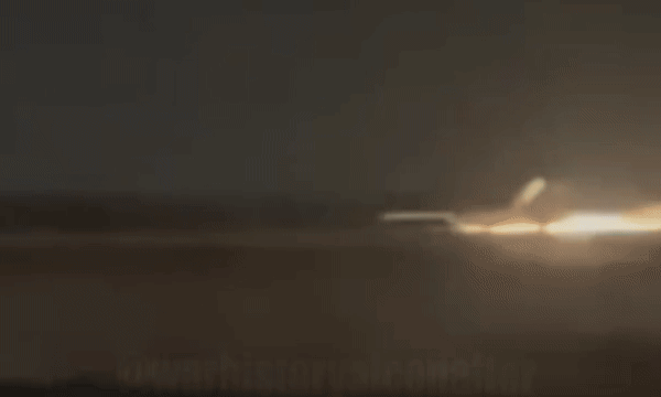 Khoảnh khắc Su-35S Nga mài bụng tóe lửa trên đường băng