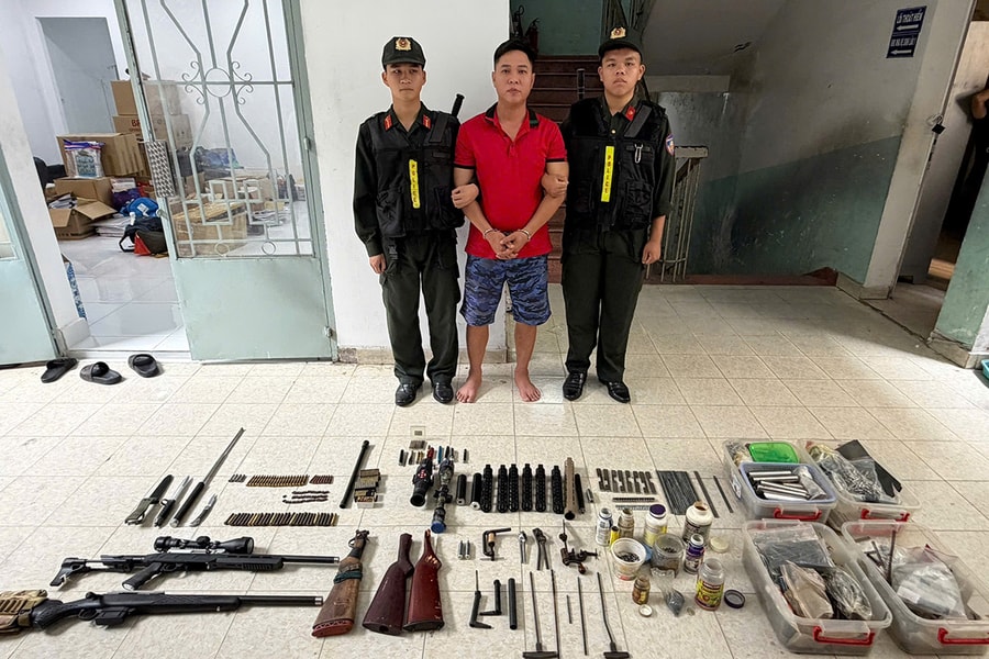 Công an TP HCM đột kích 18 tụ điểm mua bán 'hàng nóng'