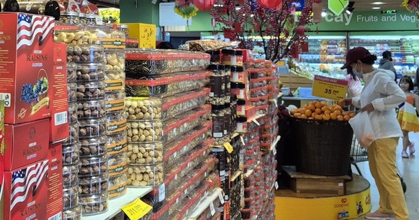 Nho khô, hạnh nhân, trái cây Mỹ tràn ngập thị trường Tết