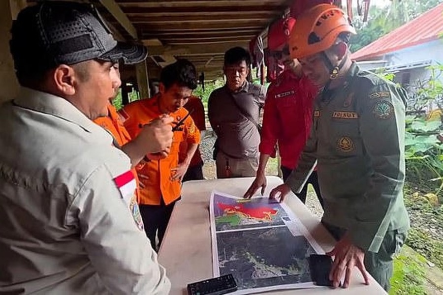 Indonesia nỗ lực tìm kiếm 11 người trên máy bay mất tích