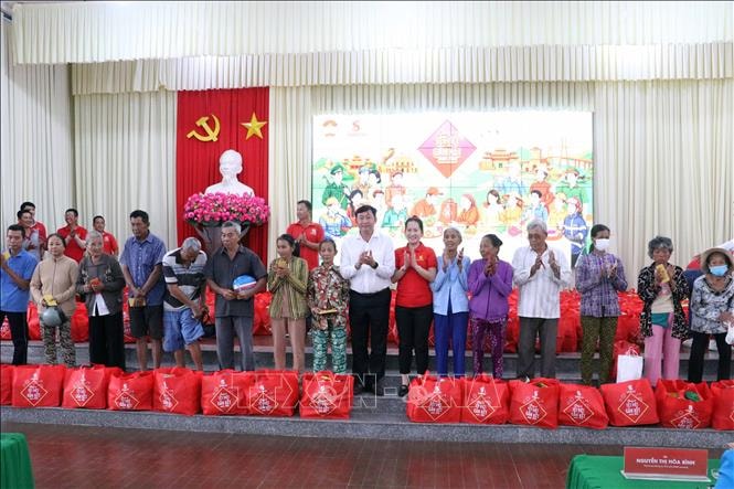 Trao 400 suất quà Tết tặng gia đình khó khăn tại Cần Thơ