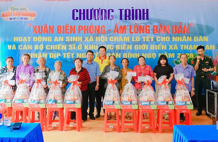 ‘Xuân Biên phòng - Ấm lòng dân bản’ mang Tết ấm đến xã đảo Thạnh An