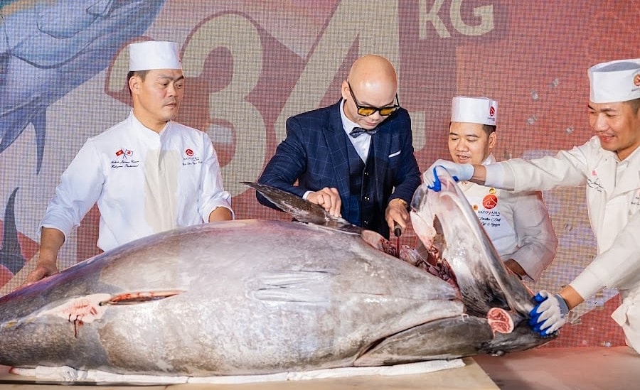 Phan Đinh Tùng xẻ cá ngừ vây xanh 234kg tại Hatoyama