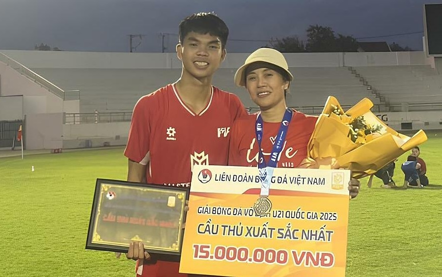 Người mẹ 3 năm ở trọ, làm thuê nuôi 'giấc mơ cầu thủ' của Lê Phát