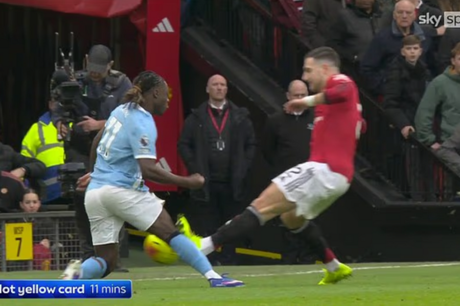 Tiền vệ Man City ám chỉ trọng tài thiên vị Man Utd