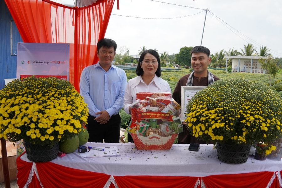 Nữ bí thư xã livestream 'giải cứu' hoa giúp nhà vườn