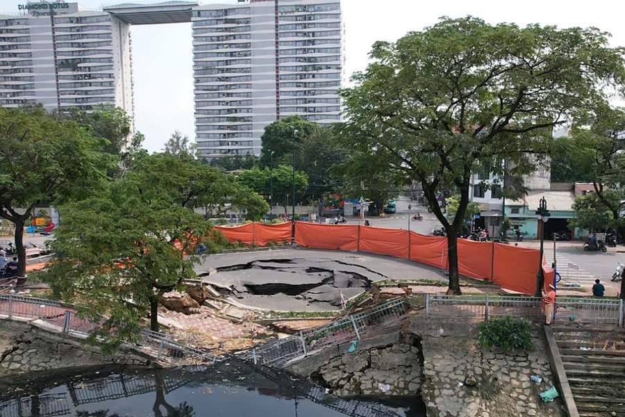 Đường ở TP HCM gãy đôi, trôi xuống kênh