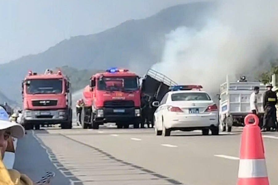 Cao tốc Cam Lâm – Vĩnh Hảo ùn tắc sau cháy xe tải
