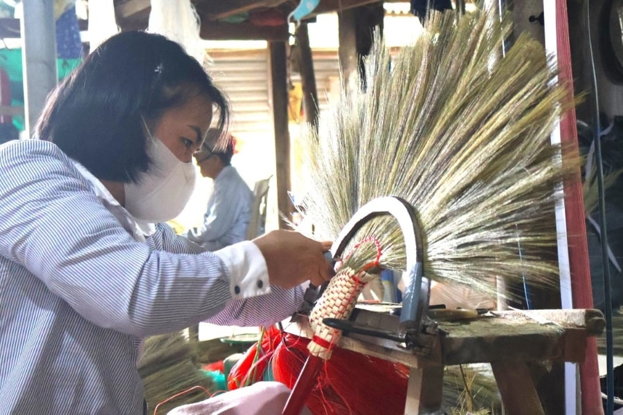 Cả làng quên ăn, bó chổi mỏi tay để “chạy đua” cùng Tết