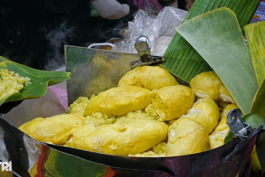 Xôi sầu riêng nguyên múi hơn 100.000 đồng, khách phải bốc số chờ mua