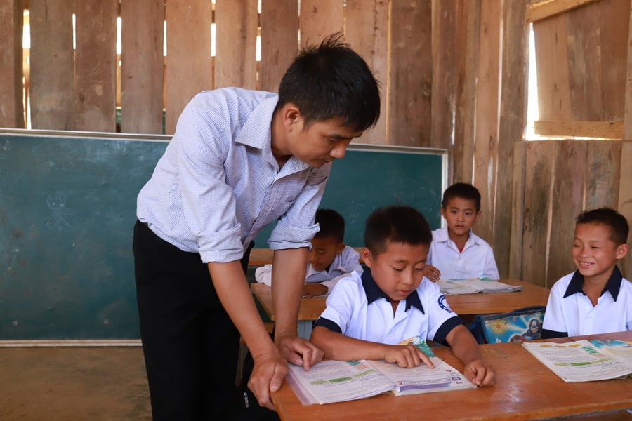 Thầy giáo 8 năm làm cha của những học trò mồ côi