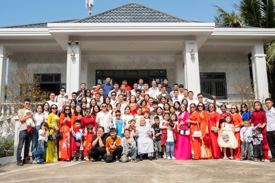 Bộ ảnh Tết của gia đình 100 thành viên duy trì suốt 22 năm