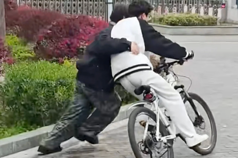 Kiếm bộn tiền bằng nghề dạy người lớn đi xe đạp