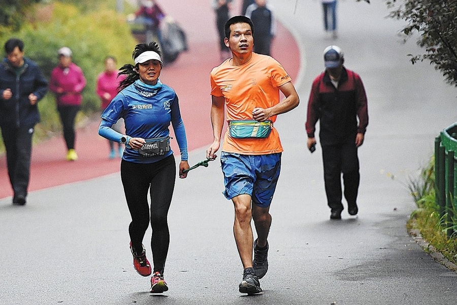 Nỗi khổ phải 'vừa chạy vừa họp' của dân công sở