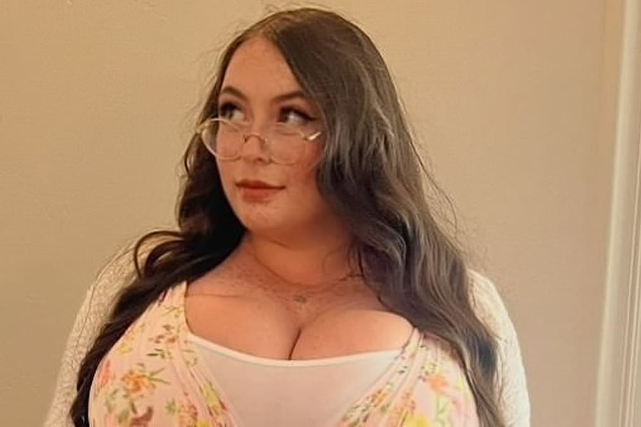 Cô gái khổ sở vì bộ ngực nặng 25 kg