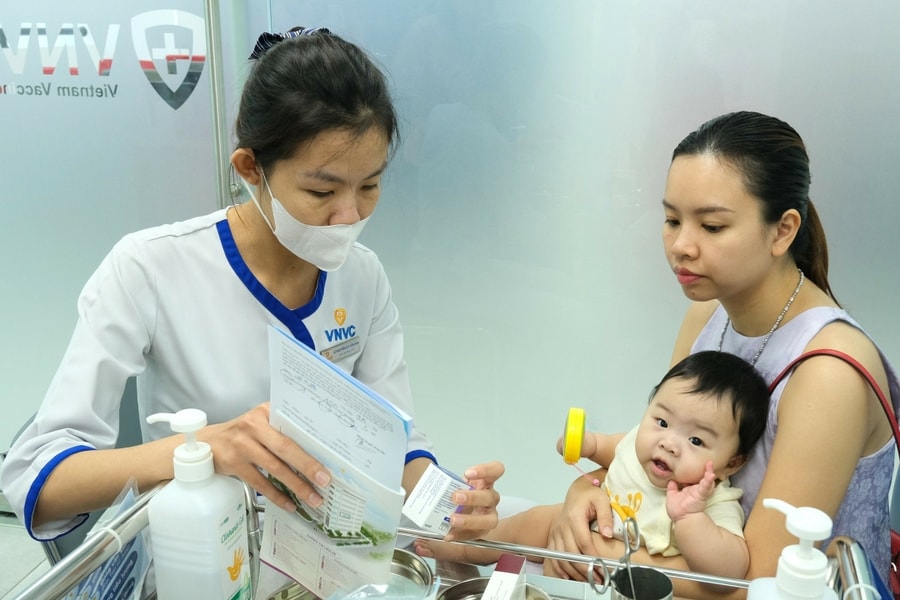 Vội đưa con tiêm phòng não mô cầu vì sợ bệnh