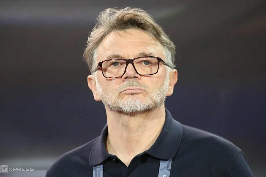 HLV Troussier: 'Với Trung Quốc, Việt Nam dễ chơi hơn UAE'