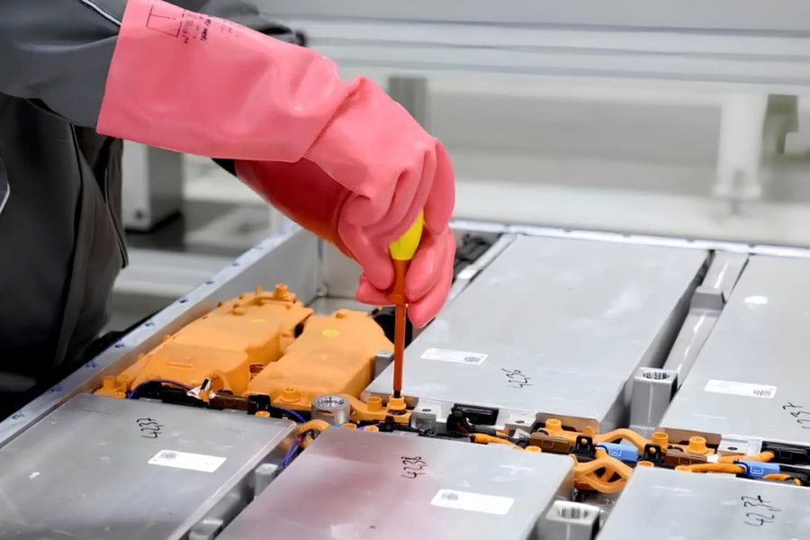 Trung Quốc siết quy định tái chế pin xe điện