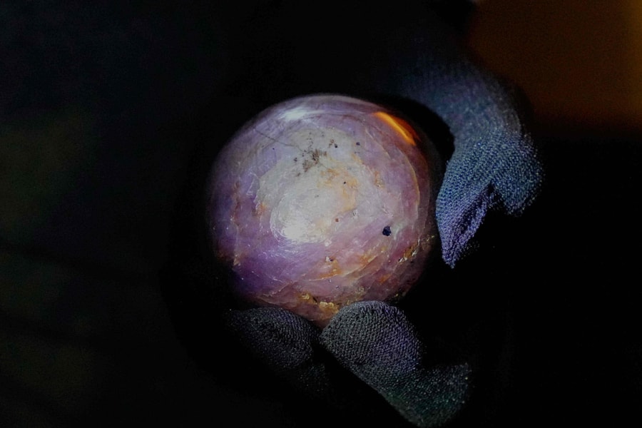 Viên sapphire sao tím lớn nhất thế giới nặng hơn 3.500 carat