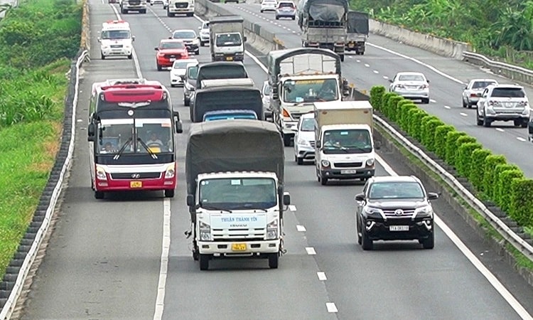 Xe 'rùa bò' 60 km/h bám làn phải ám ảnh cao tốc Việt