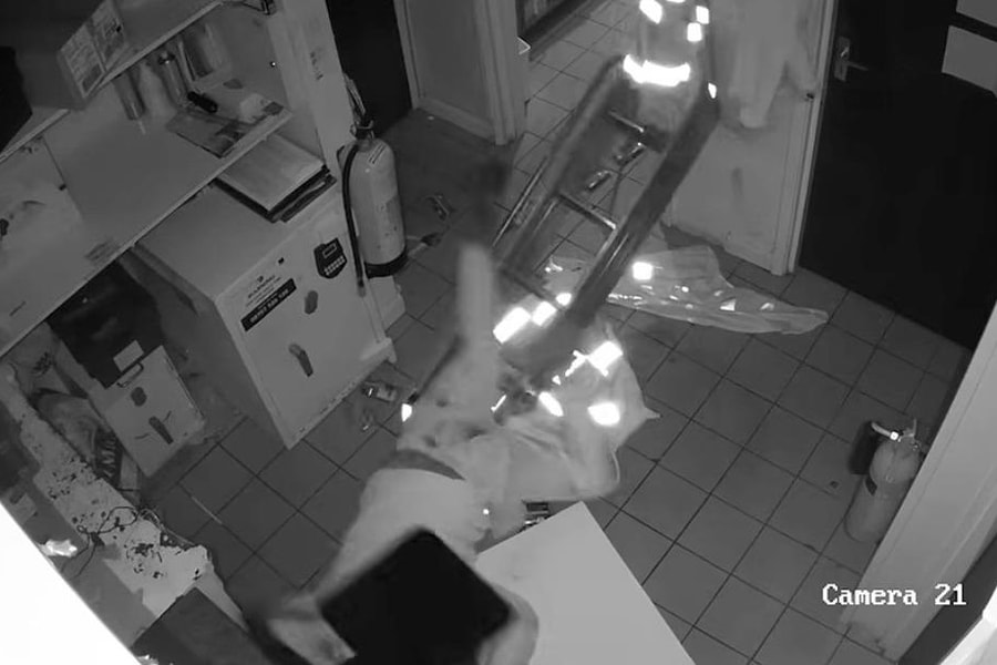 Tên trộm vụng về ngã 4 lần khi cố tẩu thoát