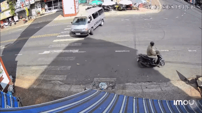 Tài xế nhiều tiền án lái xe 16 chỗ gây náo loạn chốn đông người