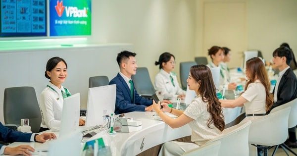 Không chỉ lãi khủng, ngân hàng này còn tăng lương rất mạnh cho nhân viên