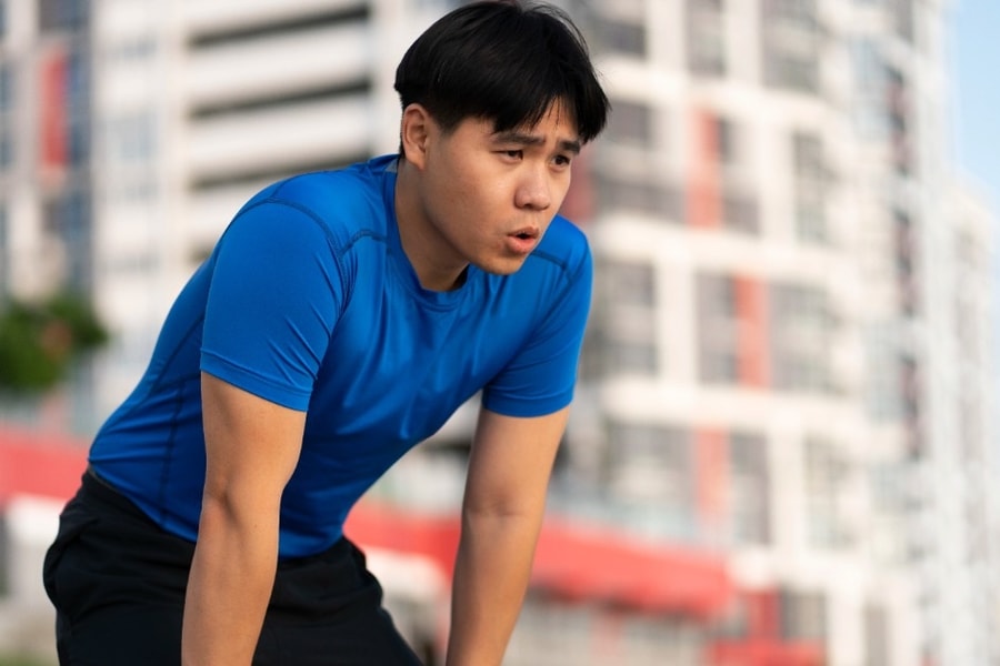 Nhân viên văn phòng áp lực vì công ty ép chạy bộ ngoài giờ làm