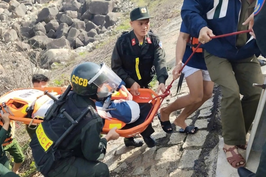 Du khách nước ngoài thoát nạn sau gần 2 giờ mắc kẹt ghềnh đá