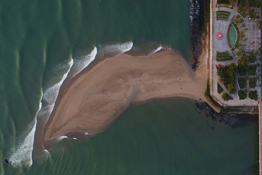 Xuất hiện cồn cát hình "cá heo lao ra biển"