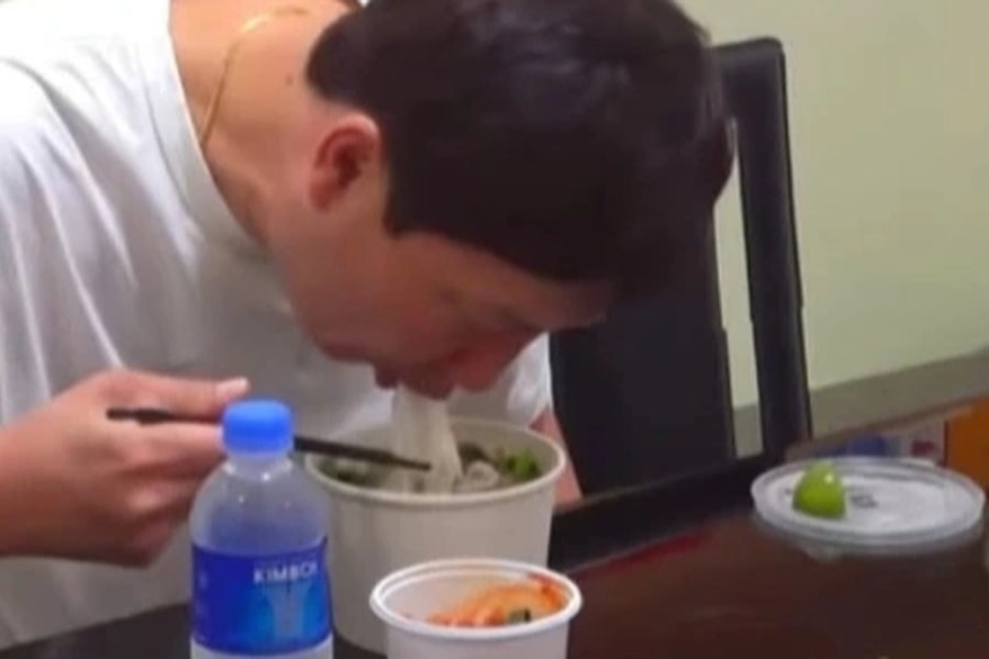 Huấn luyện viên U23 Việt Nam Kim Sang-sik gây sốt khi ăn phở cùng kim chi