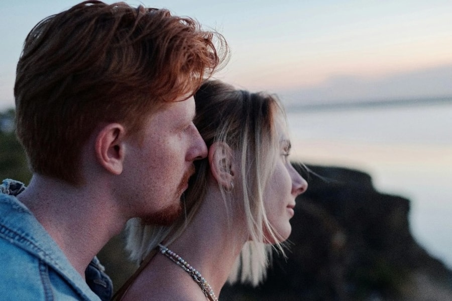 Tôi là người đàn bà đến sau, kéo anh khỏi cuộc đời đổ nát