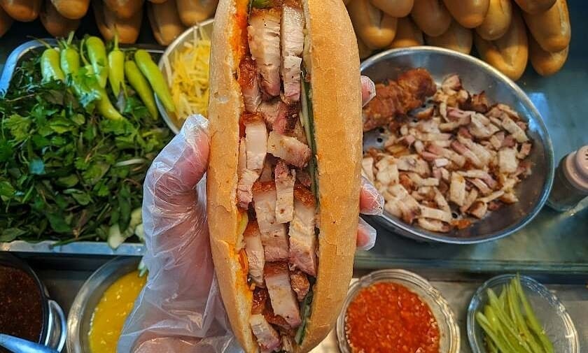Bánh mì heo quay đứng đầu danh sách 100 món ngon nhất Việt Nam