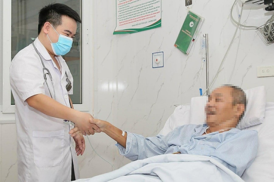 Người đàn ông 53 tuổi ngừng tim khi chơi tennis